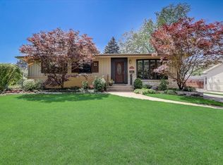 706 N Wilshire Dr, Mount Prospect, IL 60056
