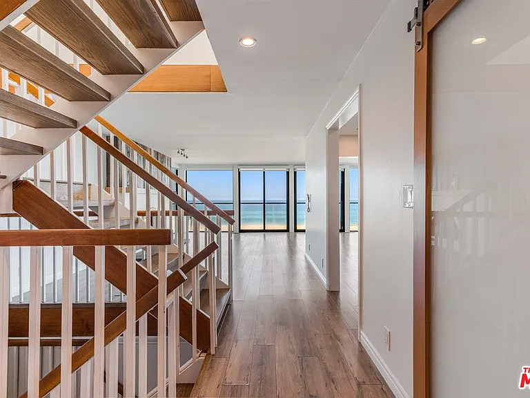 2308 The Strand — Photo 2