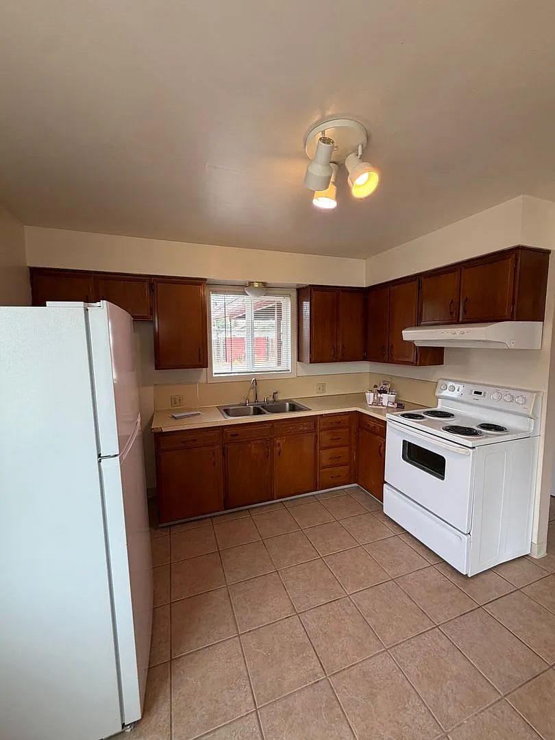 2 Bedroom, 1 Bath Duplex $1095/Month — Photo 1