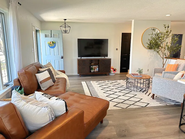 2209 Crestview Dr — Photo 10