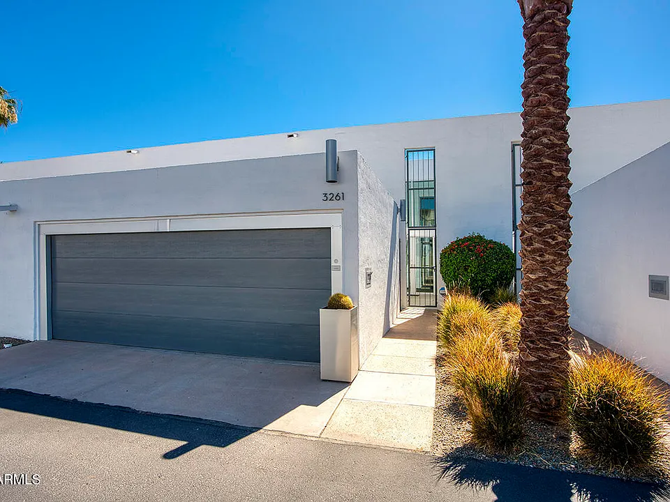 3261 E Camelback Rd
