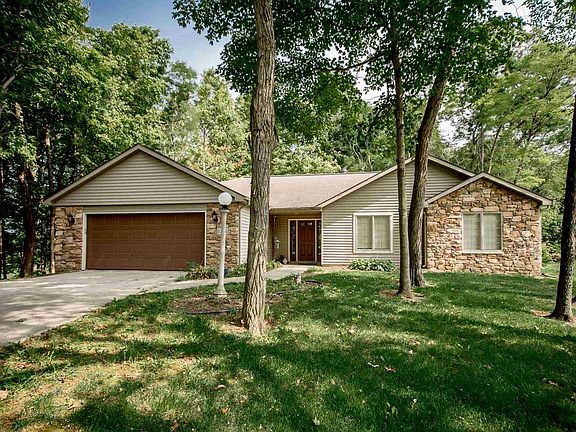 2nd image of 1034 N Greenbriar Dr