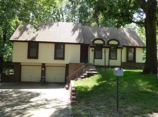 9903 NW Hampton Woods Dr, Parkville, MO 64152