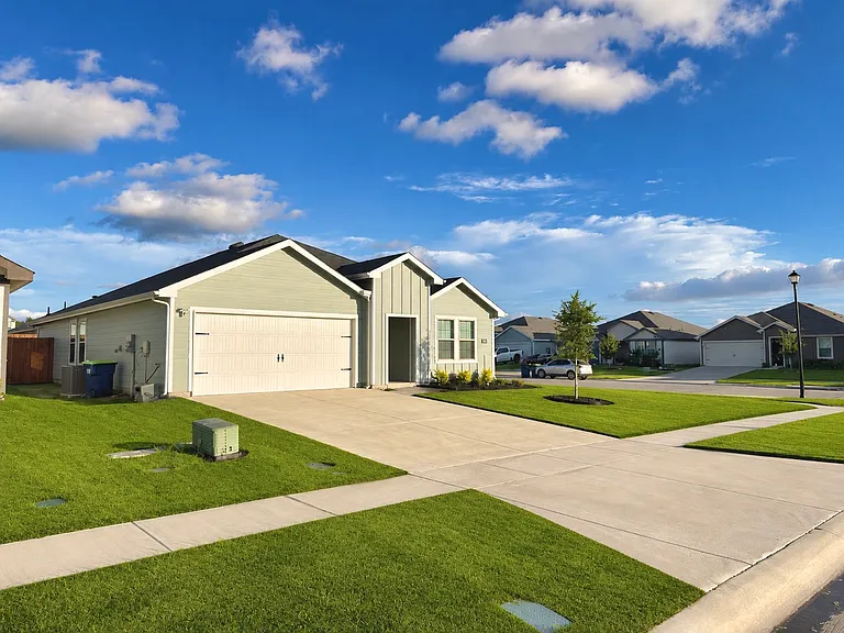 347 Boxwood Dr — Photo 3