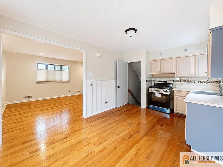 1019 Colby Ave — Photo 4
