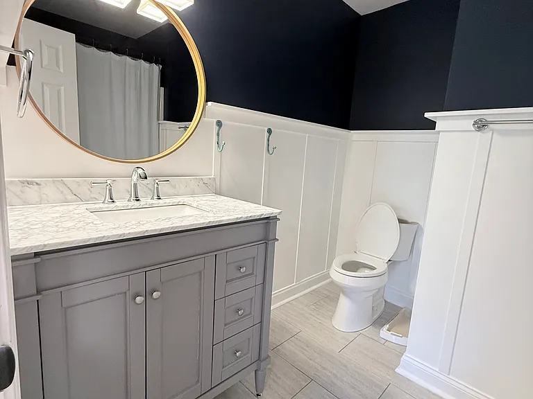 2nd level full bath with chair railing and modern updates!