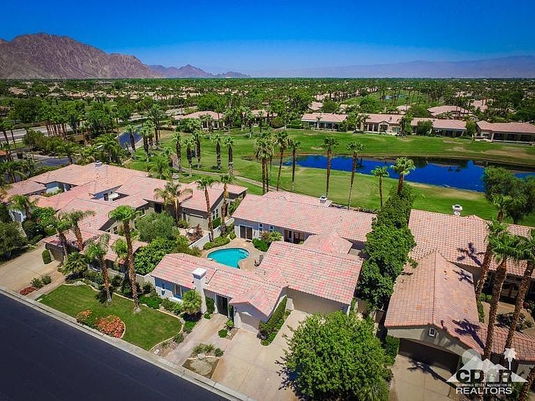 seventytwo club house 「FAIR WAY」 The Clubhouse | Fairway Villas