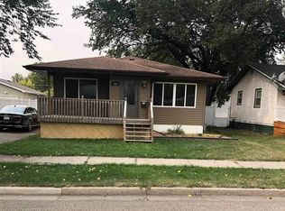 305 20th St NW, Minot, ND 58703