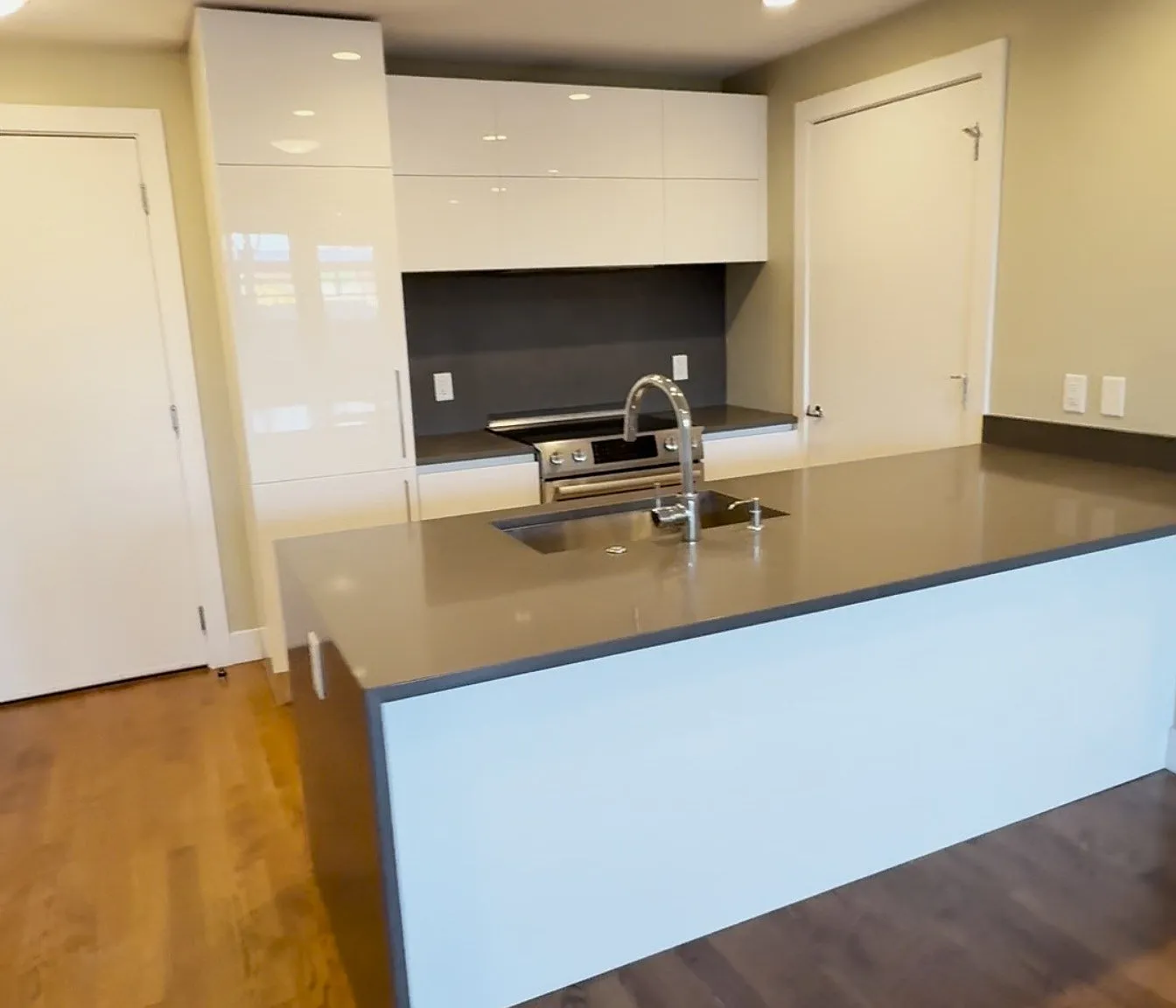 1 bed, 1.0 bath, 800 sqft, $3,500 — Photo 2