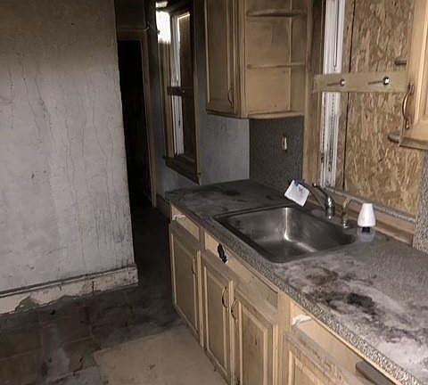 5th image of 453 BEACH Avenue