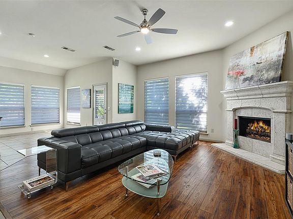 3rd image of 1916 Woodway Dr