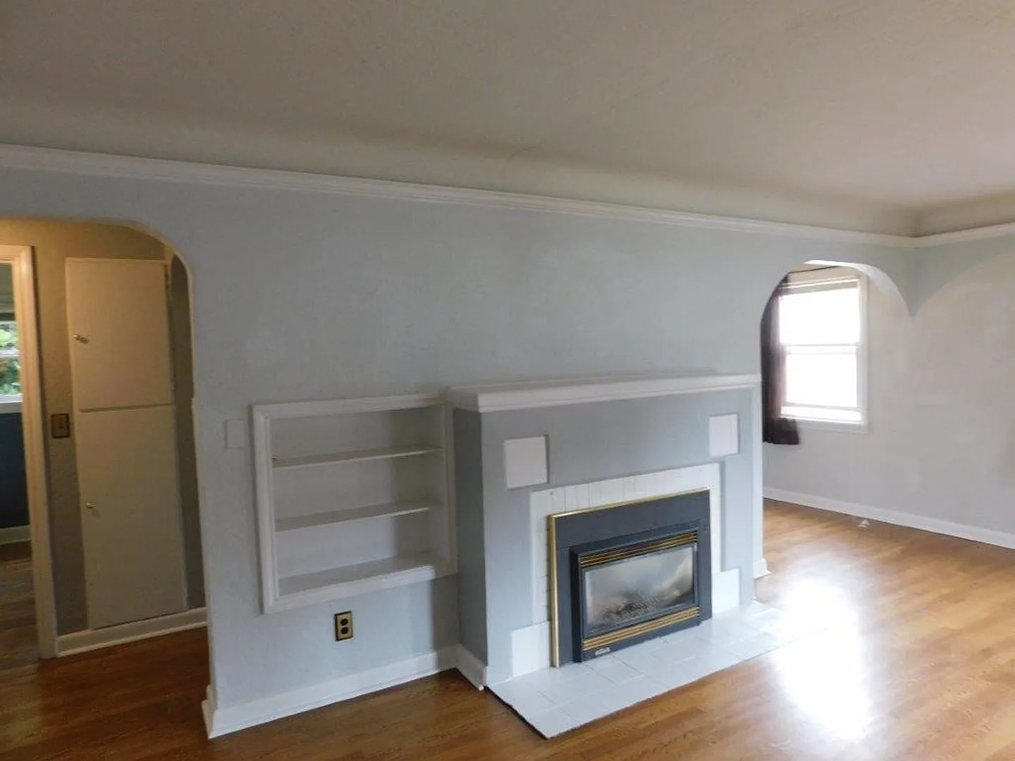Two Story Single Family House with 2.5 Car Garage — Photo 4