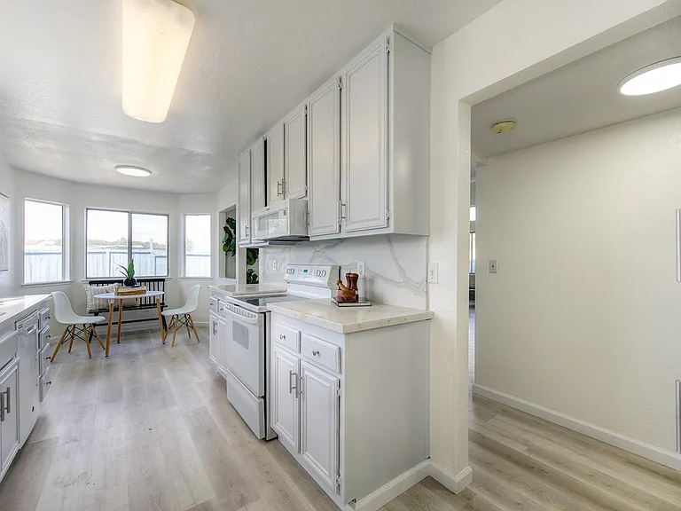 14 Fernwood Ct — Photo 5