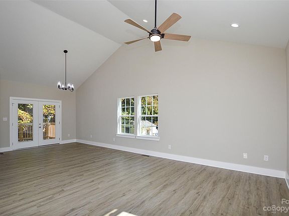 5th image of 215 Aspen Dr
