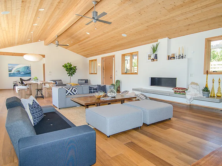1072 Urania Ave — Photo 3
