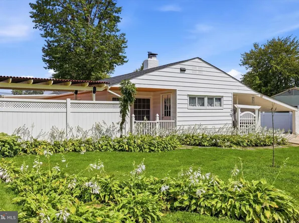 26 Myrtle Ln, Levittown, PA 19054