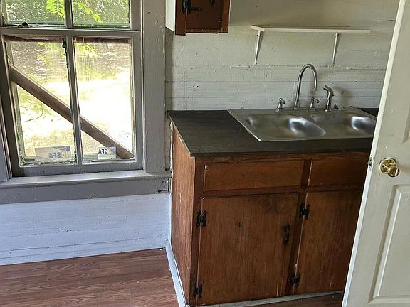4th image of 211 Cedar Street