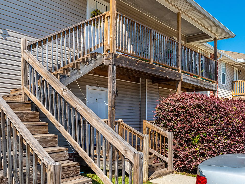 1st image of 615 Thornhill Dr APT 9