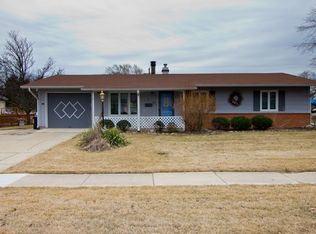 11 E Briarwood Dr, Streamwood, IL 60107