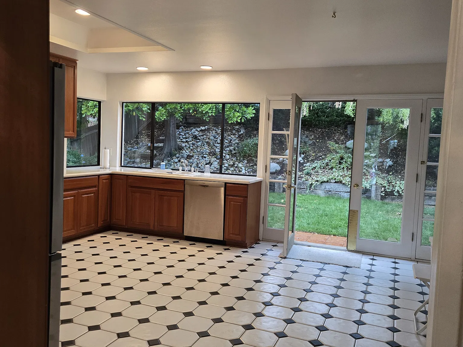 4 bed, 2.5 bath, 2251 sqft, $4,900 — Photo 4