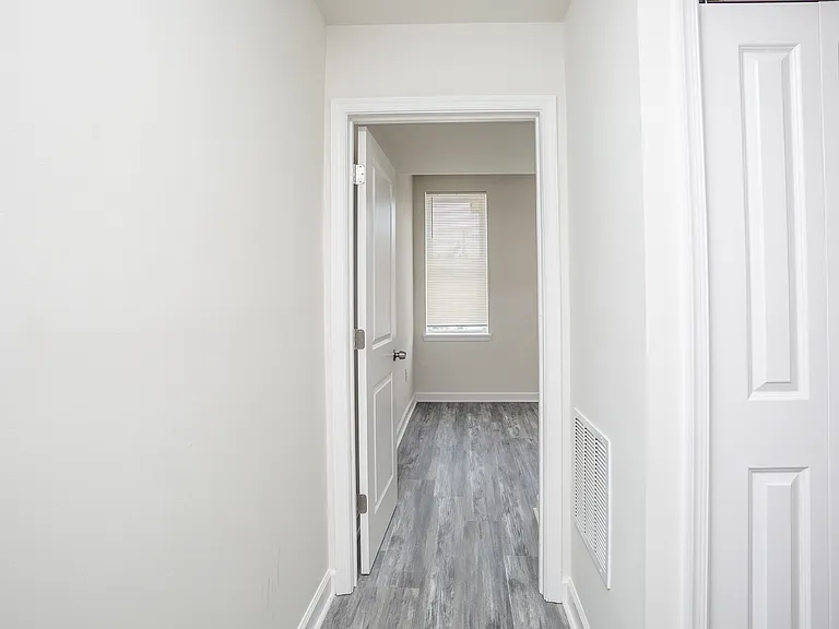 719 E 20th St — Photo 39
