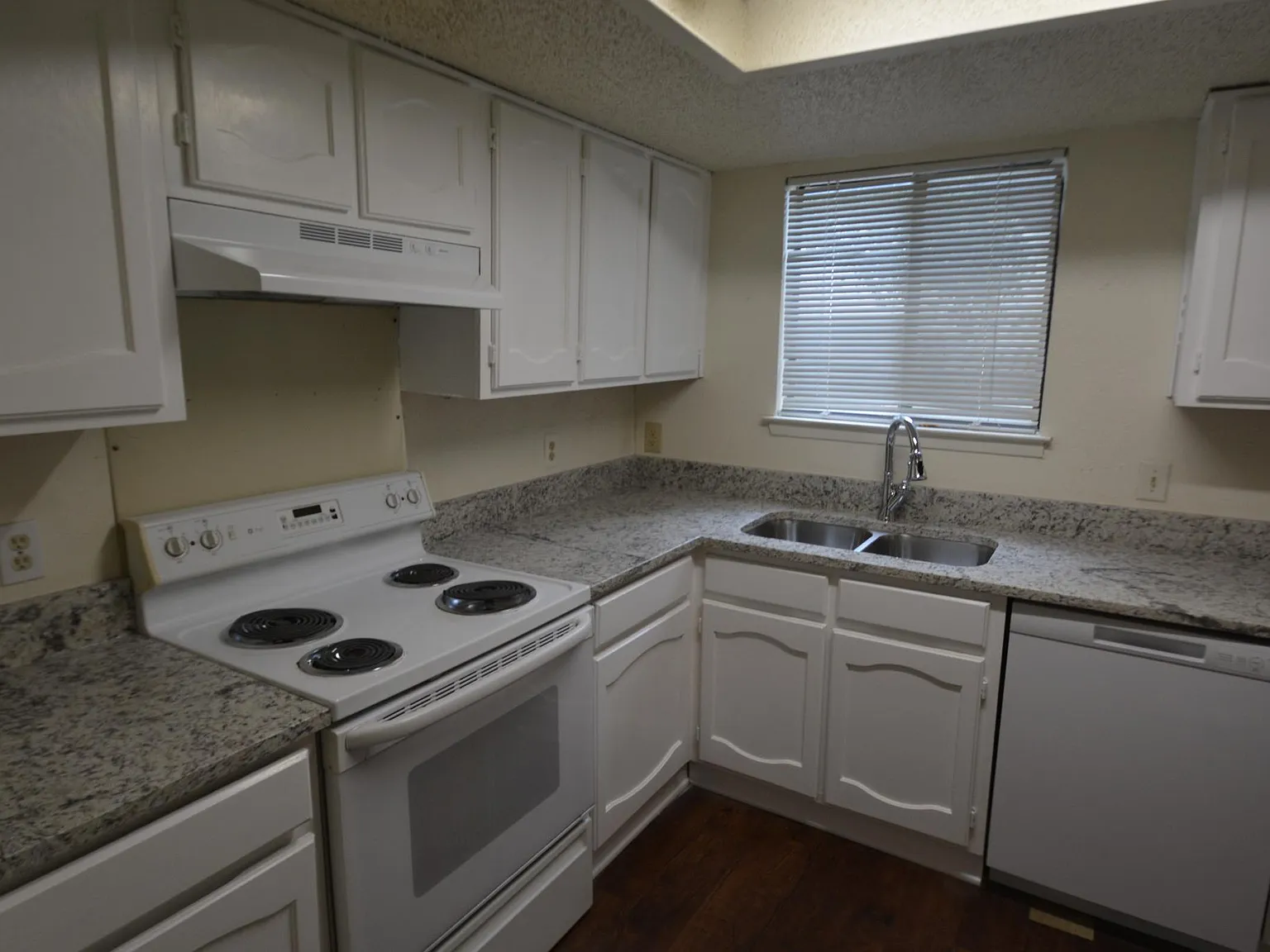 2 bed, 1.5 bath, 900 sqft, $1,195 — Photo 3