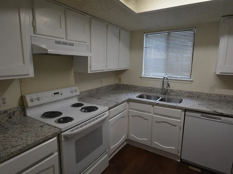 606 Starlinda Ct #B — Photo 3