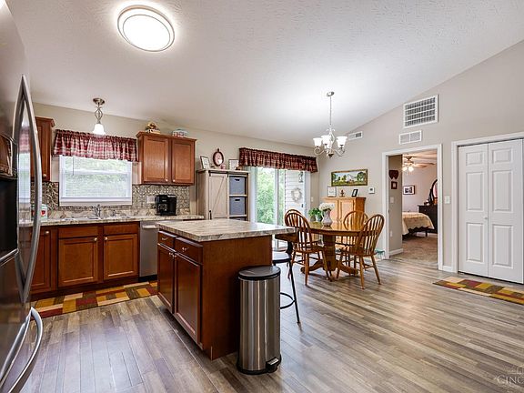 4th image of 20 E Persimmon Dr