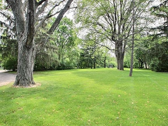 3rd image of 695 Lac La Belle Dr