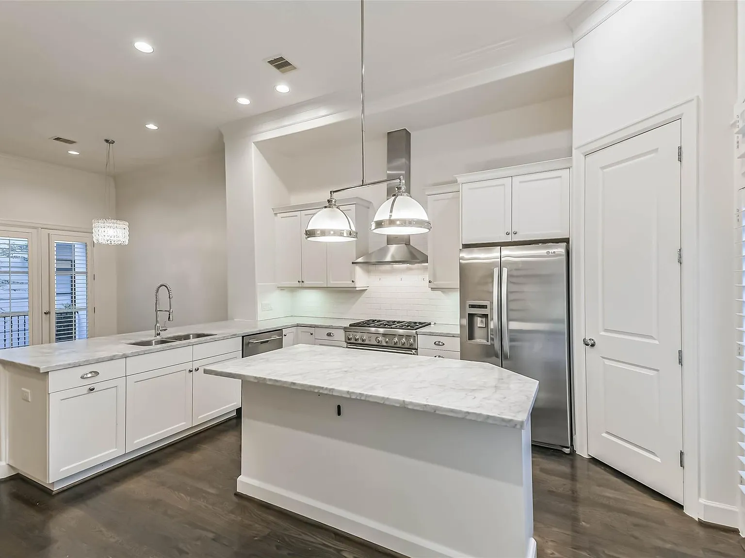 3 bed, 3.5 bath, 2505 sqft, $3,900 — Photo 3