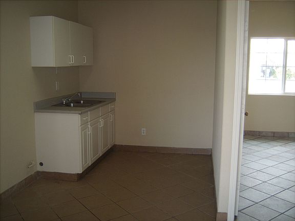 4th image of 526 N Santa Venetia St