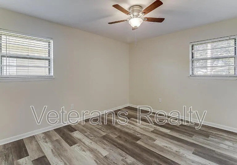 129 Quarles St — Photo 22