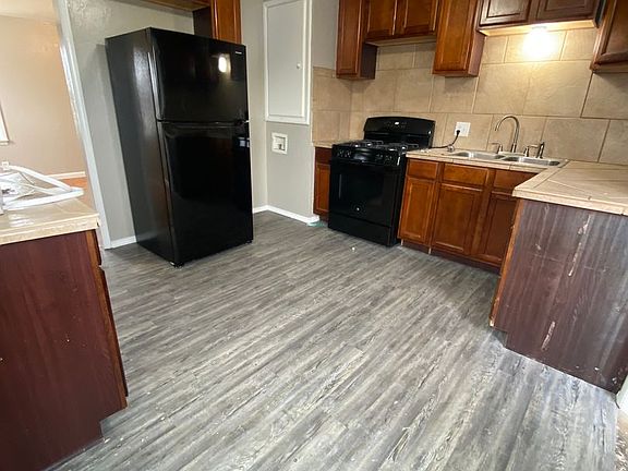 5th image of 2436 SW 45th St