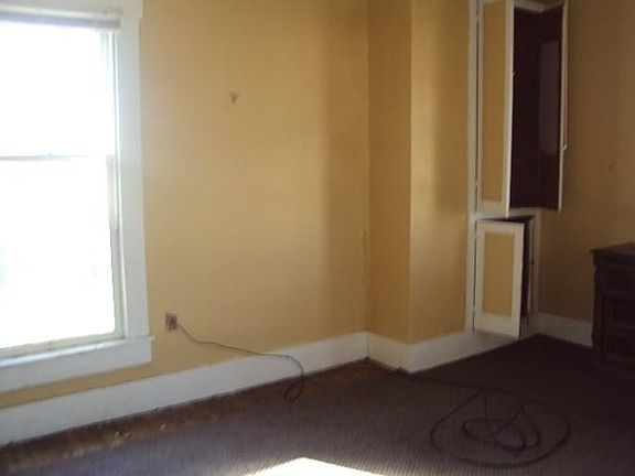 5th image of 202 E Oak St