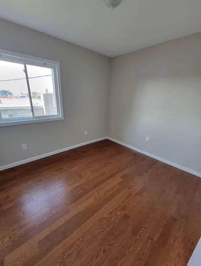 414 Laurelton Blvd — Photo 3