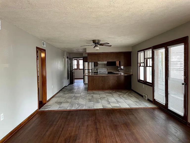 120 E Avenue F — Photo 16