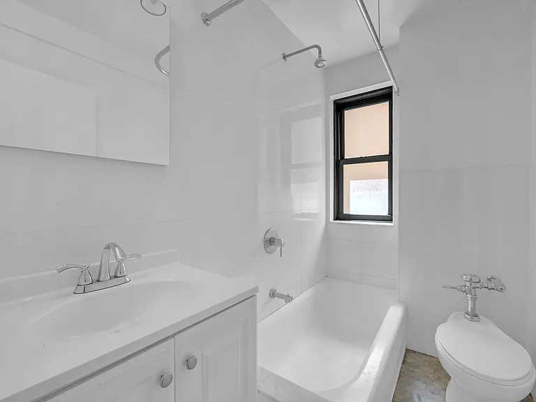 230 E 48th St #2E — Photo 7