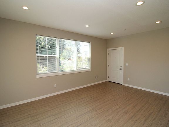 4th image of 1906 SE Tacoma St #8118-C