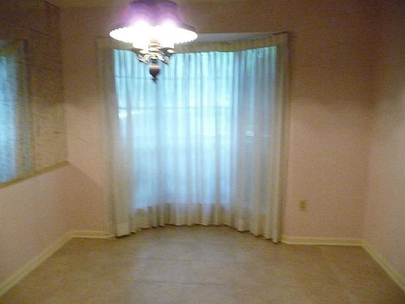 5th image of 1011 Glouchester Ln