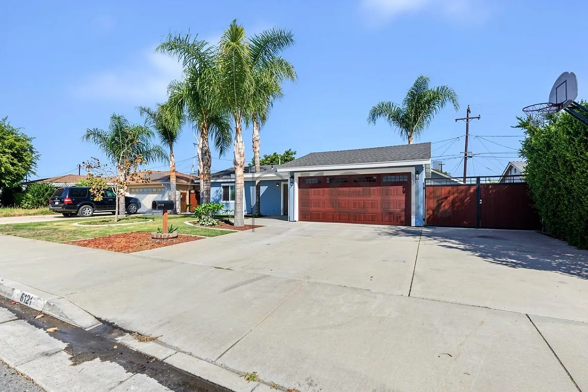 3 bed, 1072 sqft, $4,200 — Photo 2