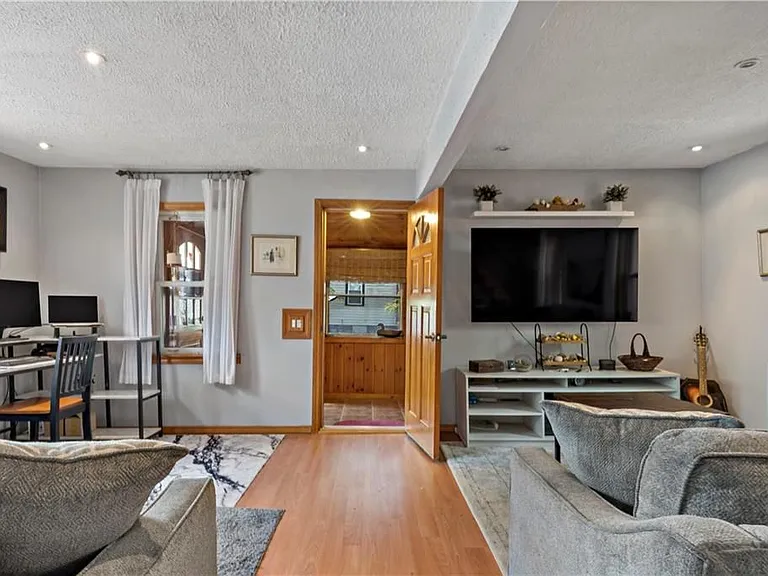 185 Ottawa Ave — Photo 10