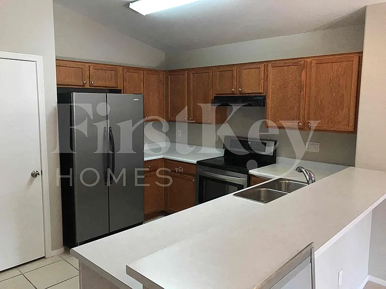 3313 N 85th Ln — Photo 4