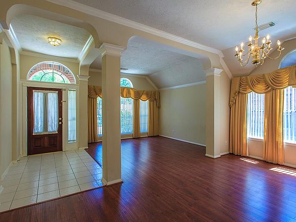 Formal living / dining area with tiled entry