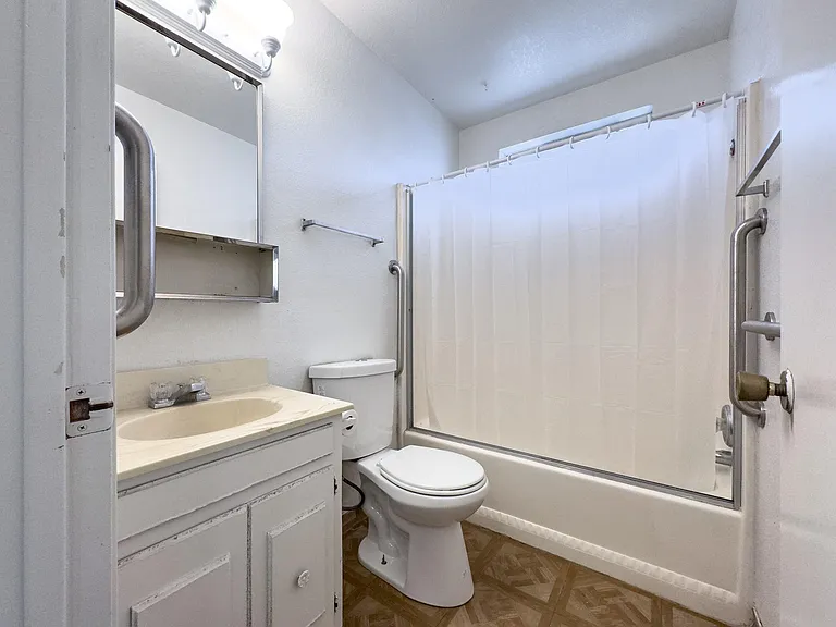 Evergreen Park Apartments — Photo 11
