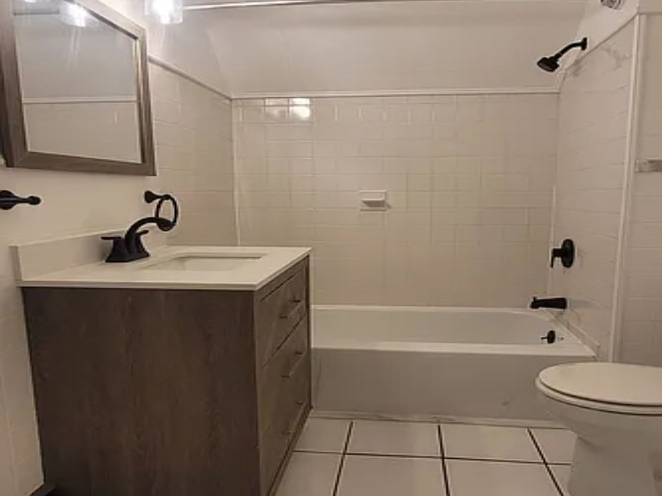 LARGE FULL BATH