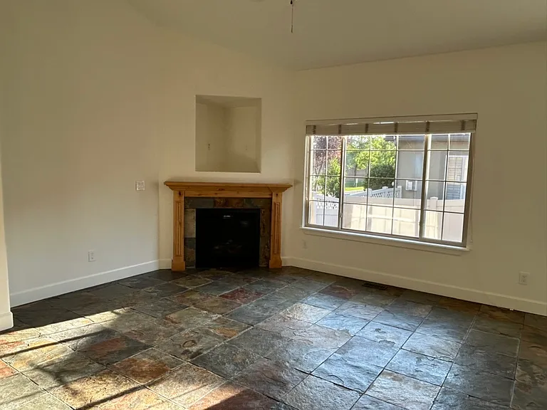 607 E Wyngate Pointe Ln — Photo 3