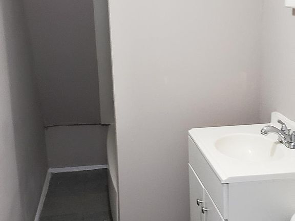 5th image of 192 Seymour Ave
