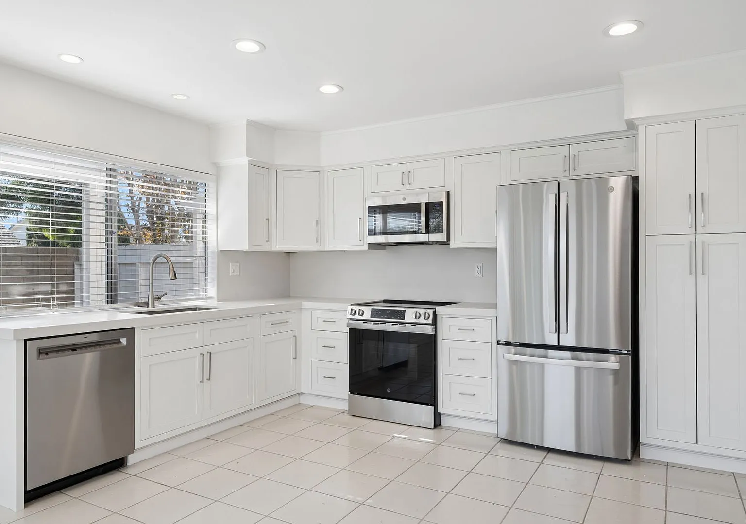 3 Bedroom Home with Spacious Backyard in Huntington Beach — Photo 4