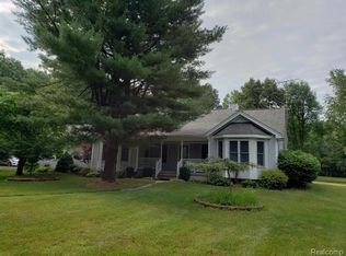 12154 Great Oaks Dr, Fenton, MI
