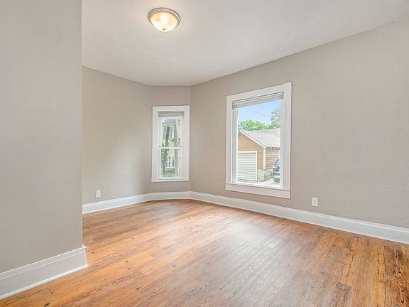 5th image of 62 Caroline Pl NE